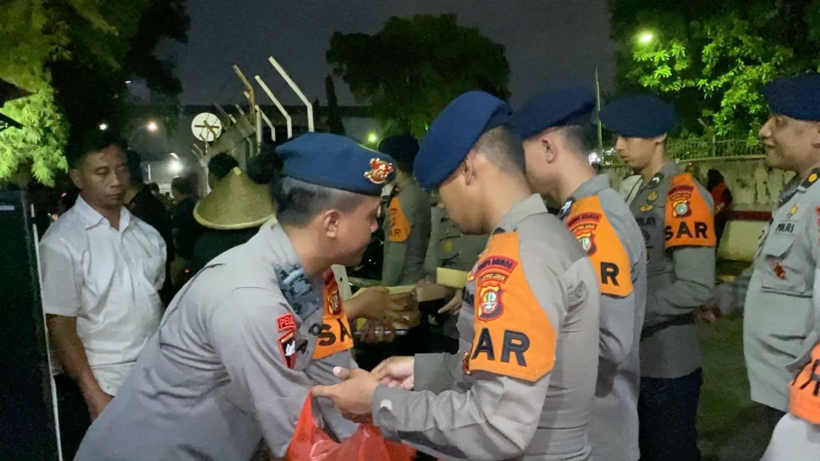 Batalyon B Pelopor Brimob Polda Metro Jaya Gelar Dapur Lapangan untuk Warga Terdampak Banjir di Rawa Teratai, Jakarta Timur