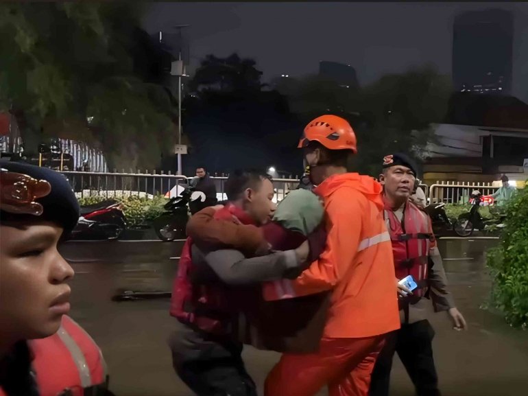 Sigap di Tengah Banjir, Tim SAR Brimob Polda Metro Jaya Evakuasi Lansia di Pondok Karya Jaksel